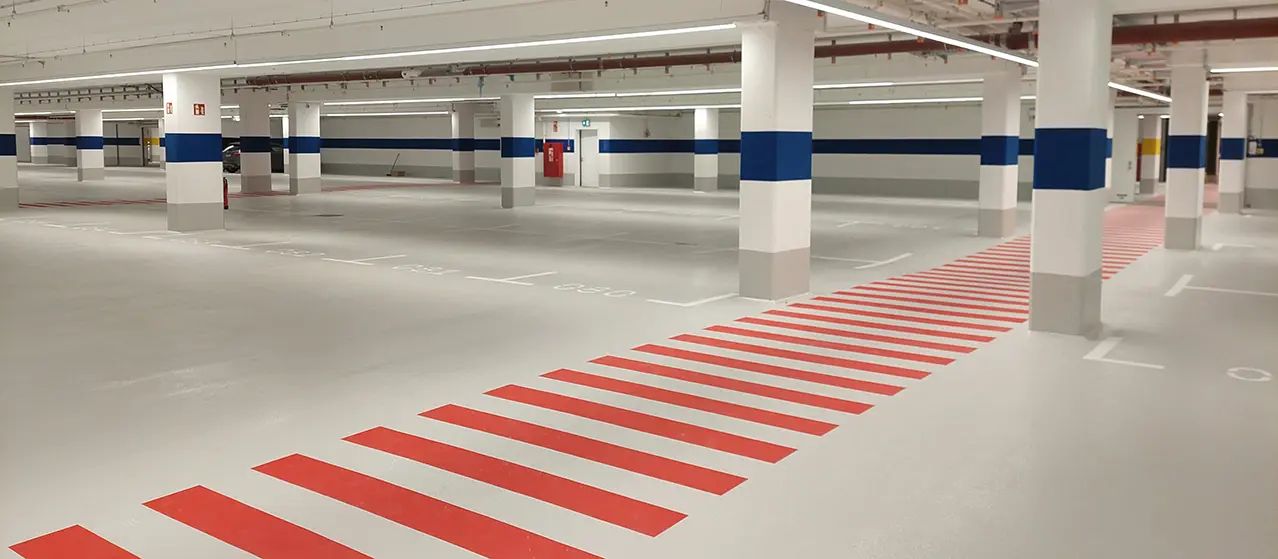 Car park coating with dynamic bridging of cracks and good resistance to rising damp
