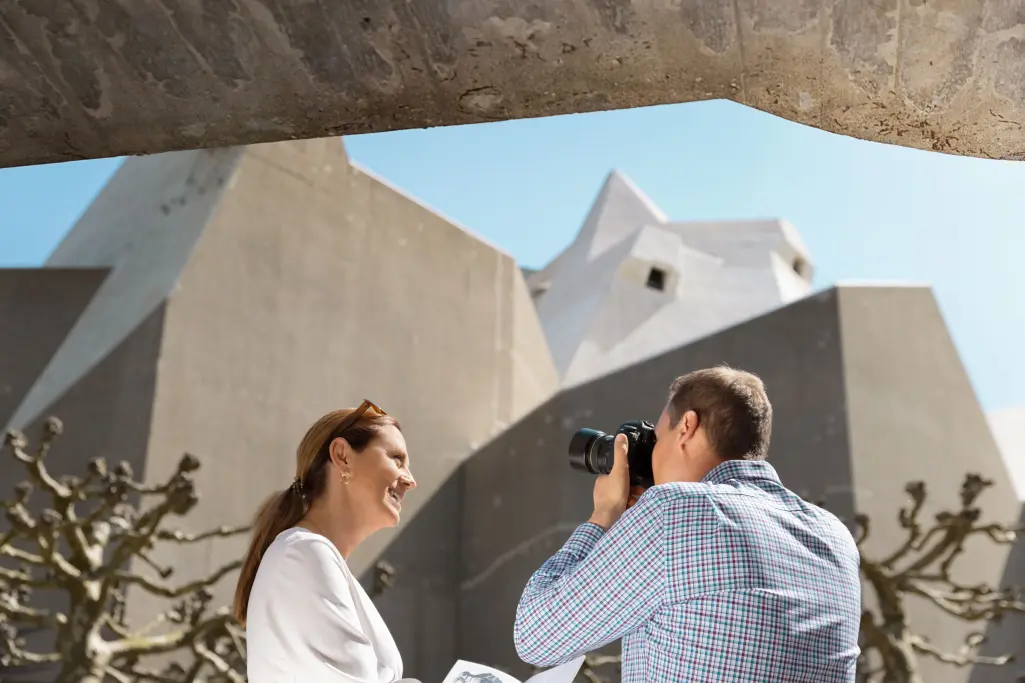 Investors advise in front of the cathedral in Nerviges