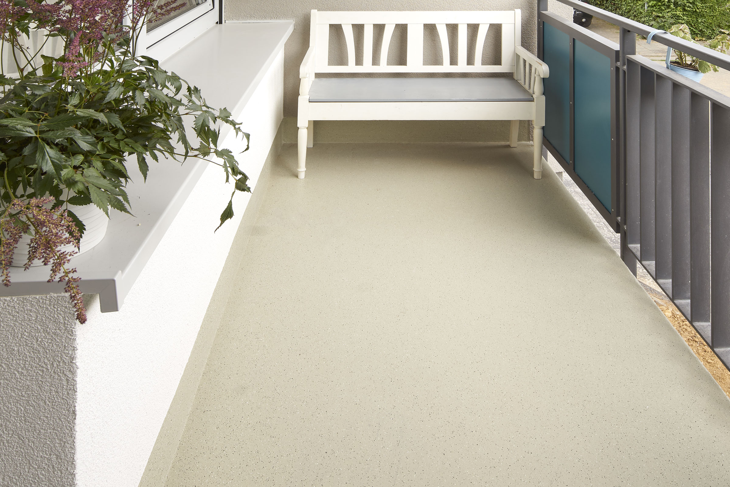 Rapid balcony renovation with StoPma DL 300 coloured