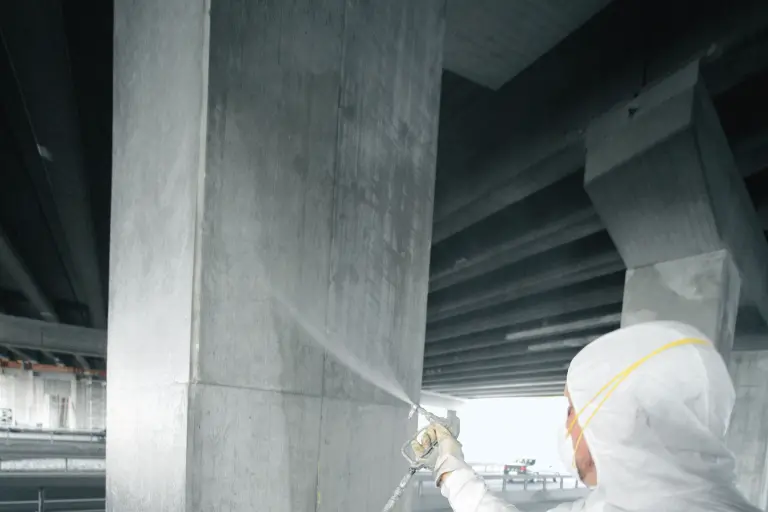 StoCryl HG 200 is sprayed onto a bridge pillar.
