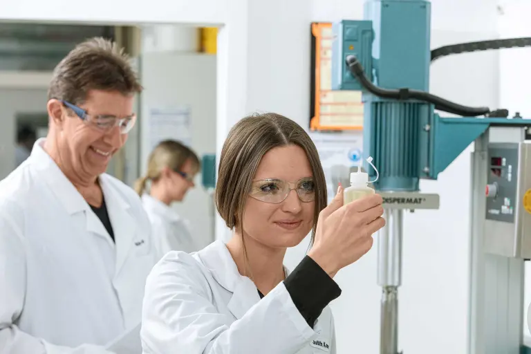 Bild mit 3 Sto-Mitarbeitern im Labor, Spaß bei der Arbeit, Team, Teamwork;Bildquelle: © Martin Baitinger, Böblingen, DE