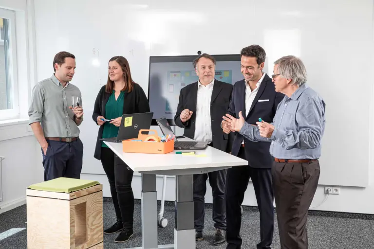 Picture with 5 sto-colleagues brainstorming