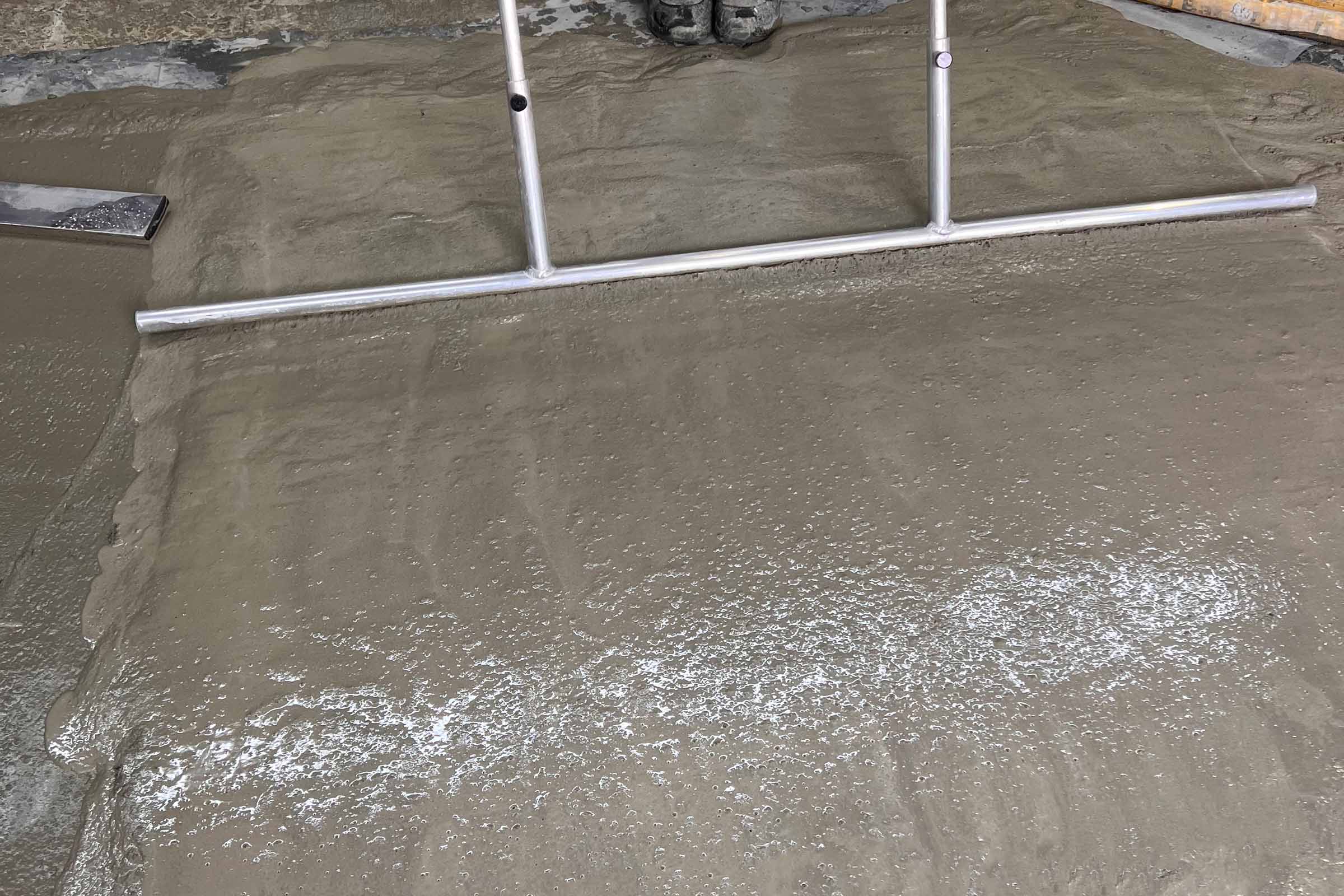 StoCrete TG 302 can be levelled and compacted standing up using a buffing rod 