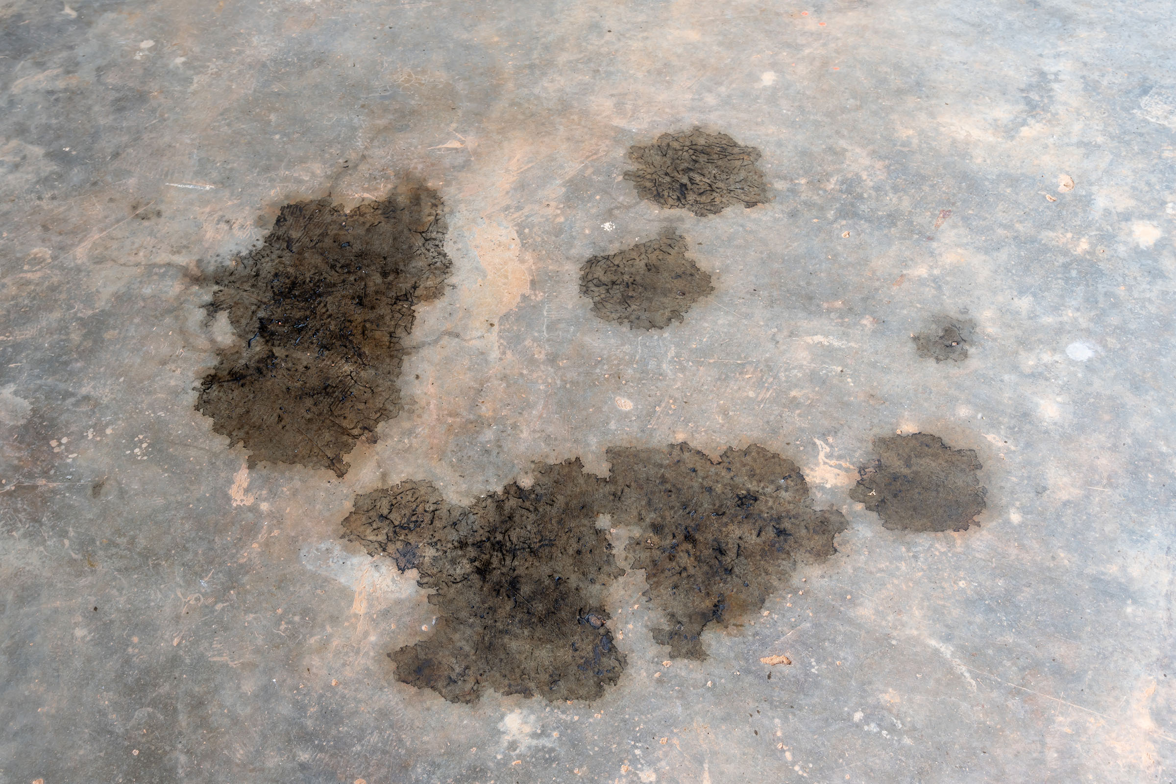 Oil-contaminated floor areas are a widespread problem in industrial plants.