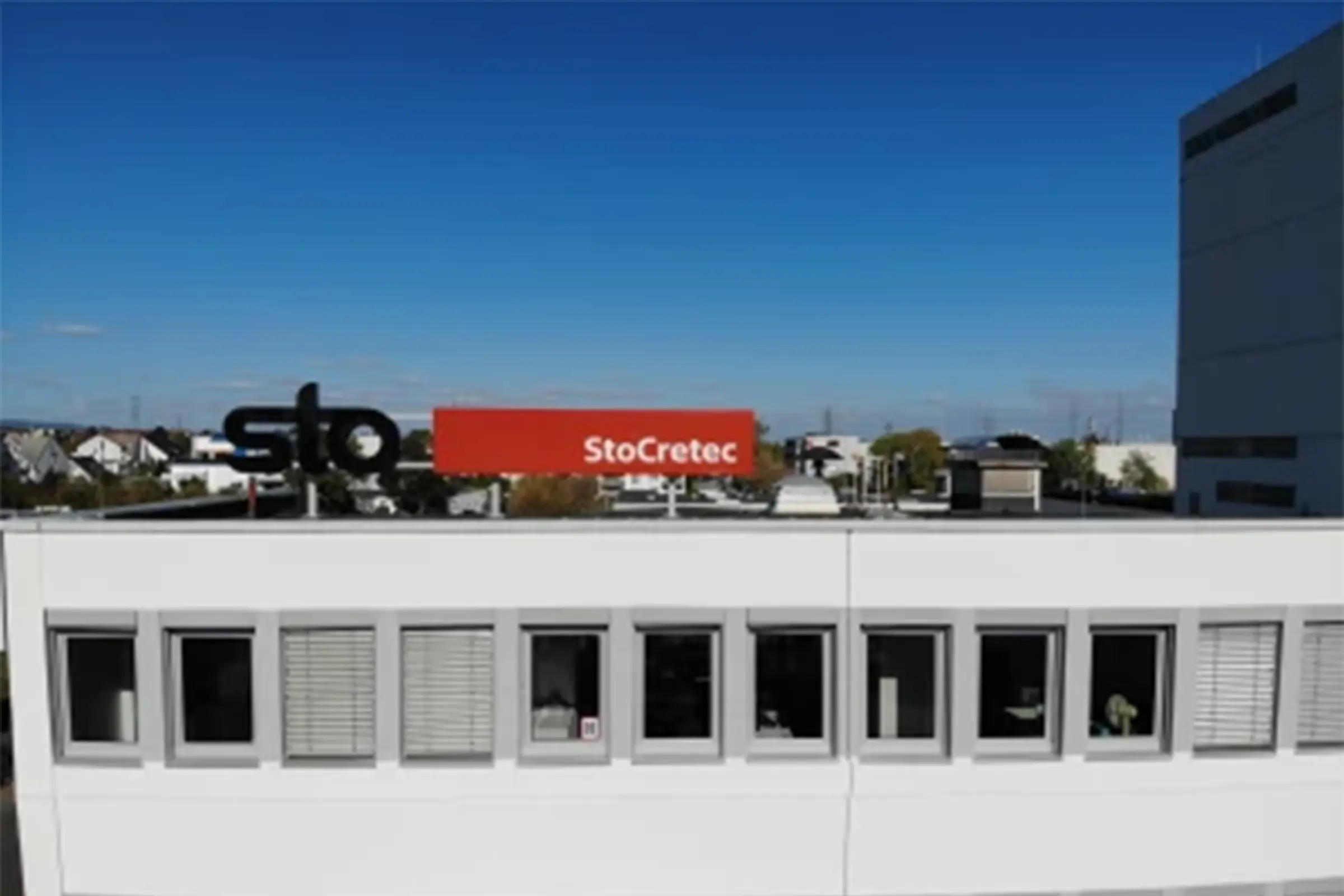 Neues StoCretec logo auf dem Verwaltungsdach montiert