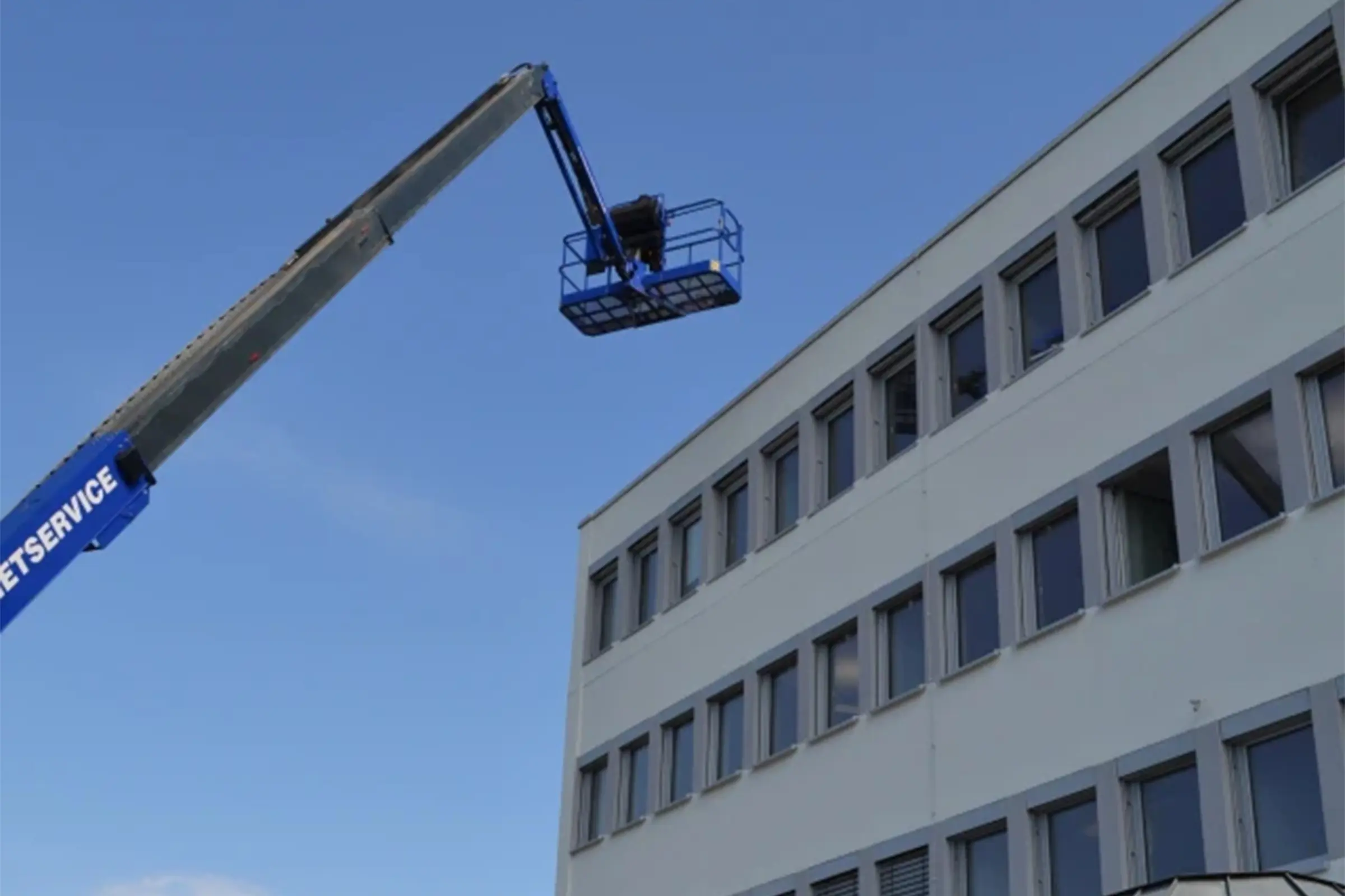 Neues StoCretec logo auf dem Verwaltungsdach montiert