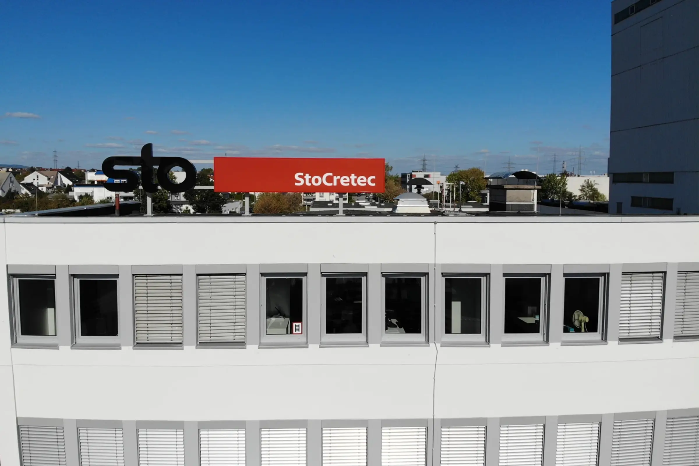 Neues StoCretec logo auf dem Verwaltungsdach montiert