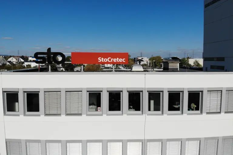 Neues StoCretec Logo auf dem Verwaltungsgebäude installiert