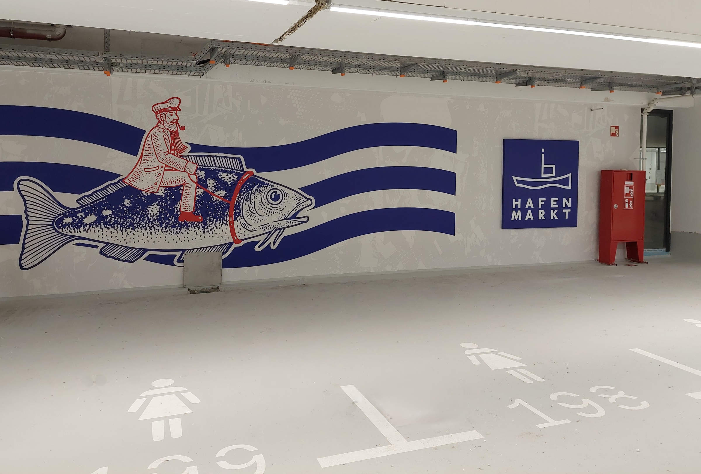 Light-colored floors help to create a positive atmosphere in the underground car park of the “HafenM