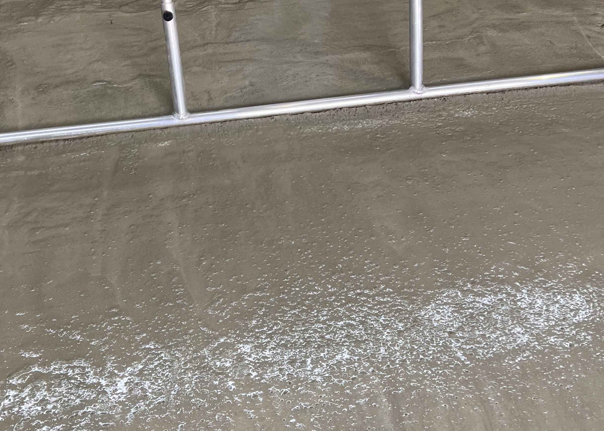 StoCrete TG 302 can be levelled and compacted standing up using a buffing rod or screed spreader, wh