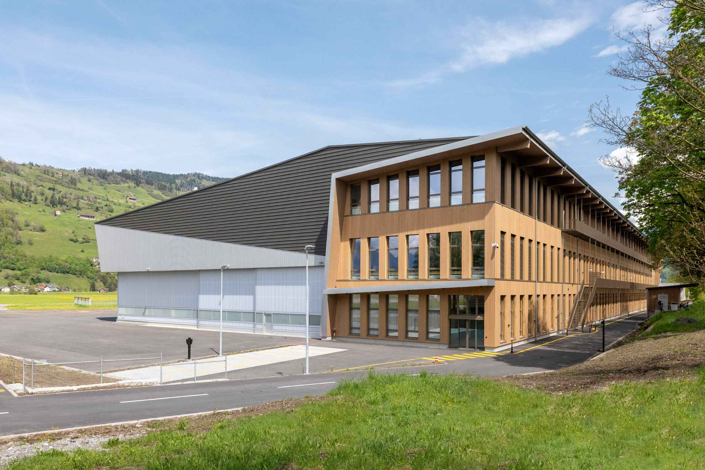 New maintenance hangar with adjoining office wing of the aircraft manufacturer Pilatus