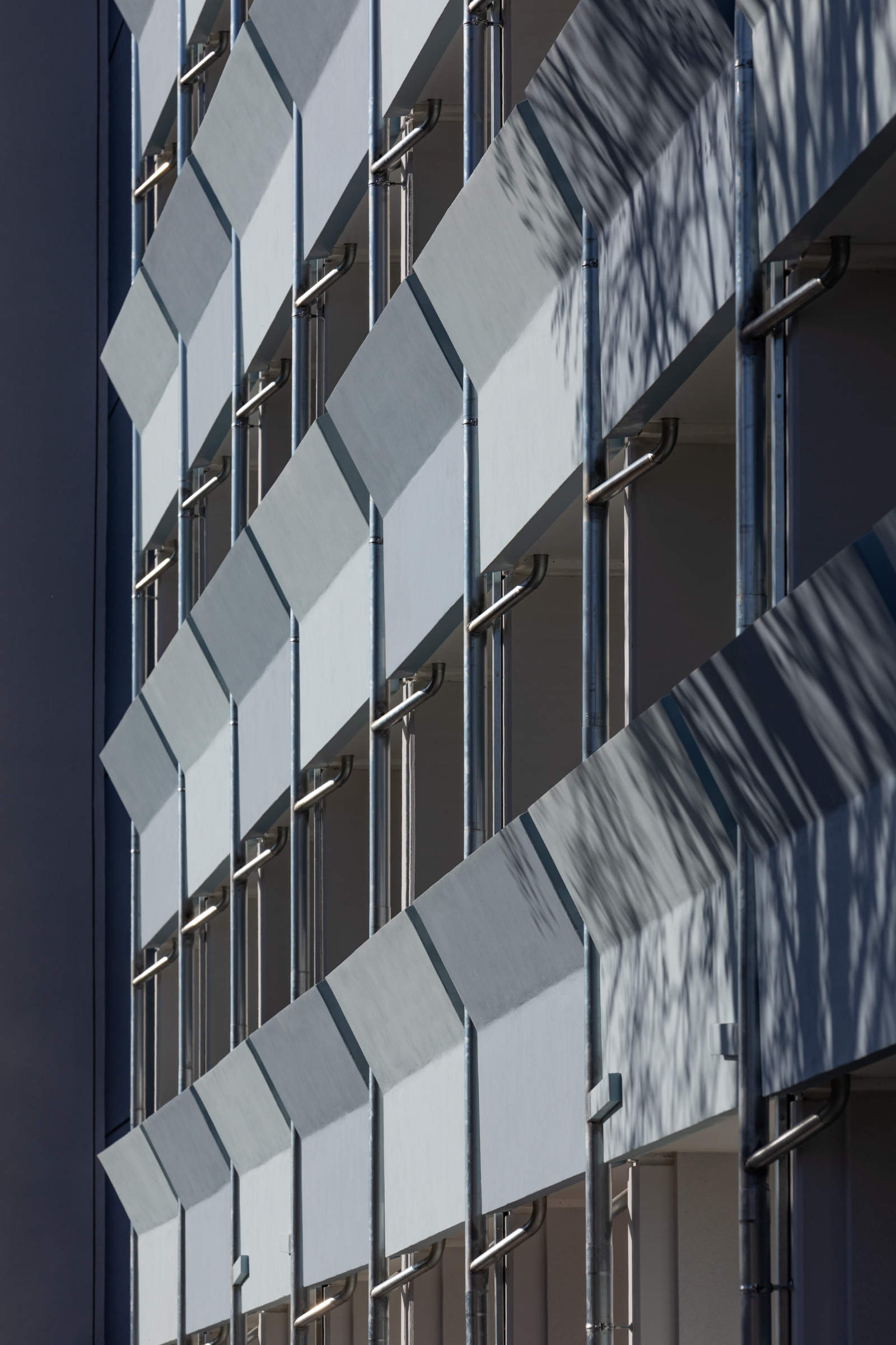 The StoConcrete Protect V 700 coating protects the parapet and is suitable for colour design.