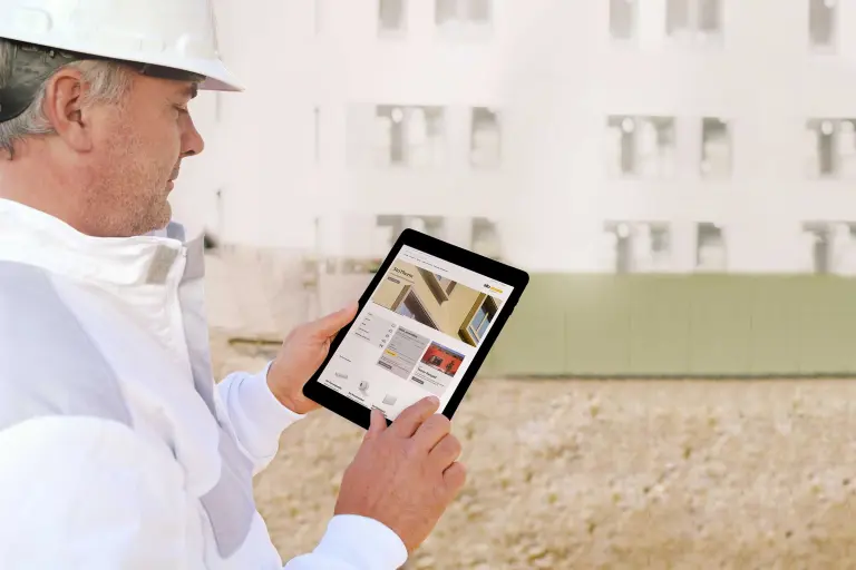 Craftsman with tablet. He orders products direct in the StoCretec online shop.