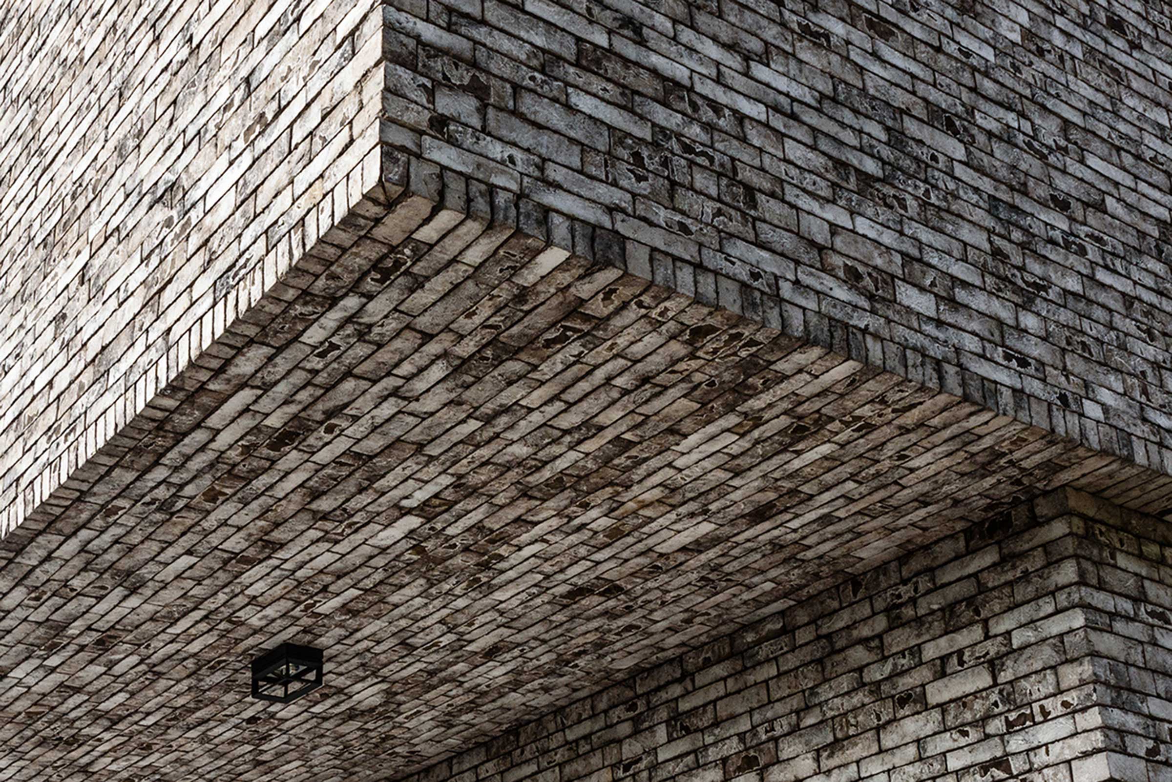 Insulated brick slip facade on a psychiatric centre for children and young people in Bruges, BE