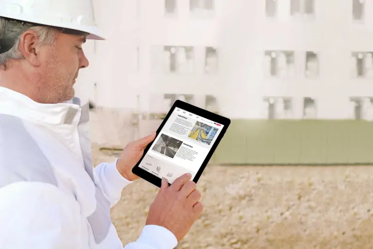 Handwerker mit Tablet. Er bestellt direct im StoCretec Onlineshop.