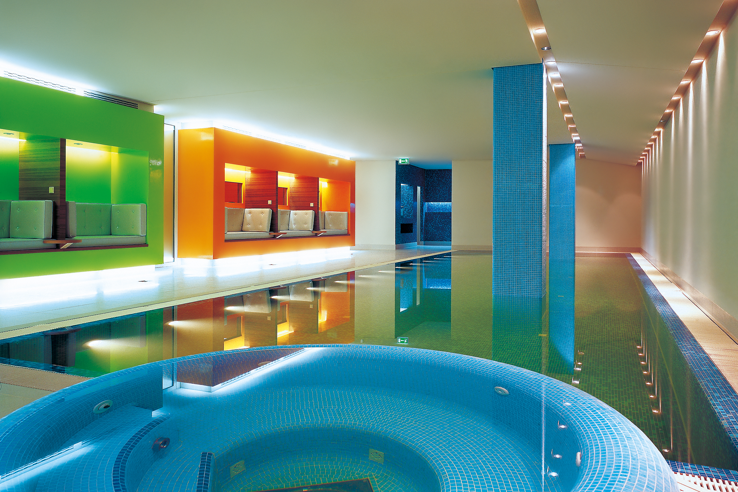 Wellness area at the SIDE hotel, Hamburg, DE – with surfaces coated in Sto paints