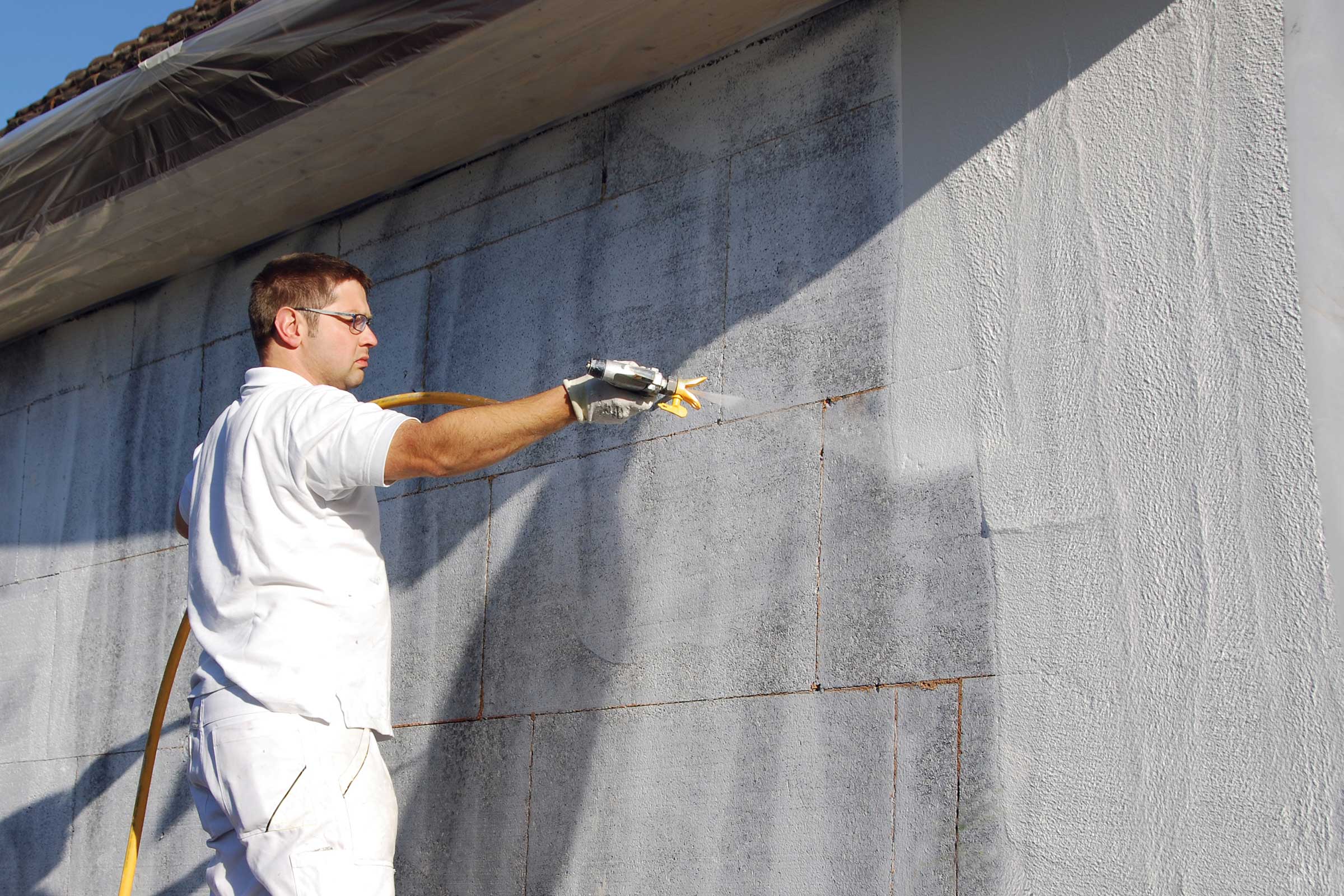 Facade: Applying a reinforcing compound for airless spray application using an airless sprayer