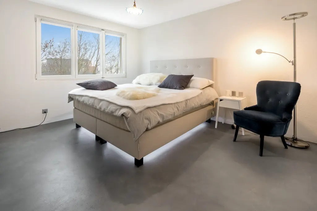 One-component, low-emission transparent sealing coat with medium gloss or matt finish