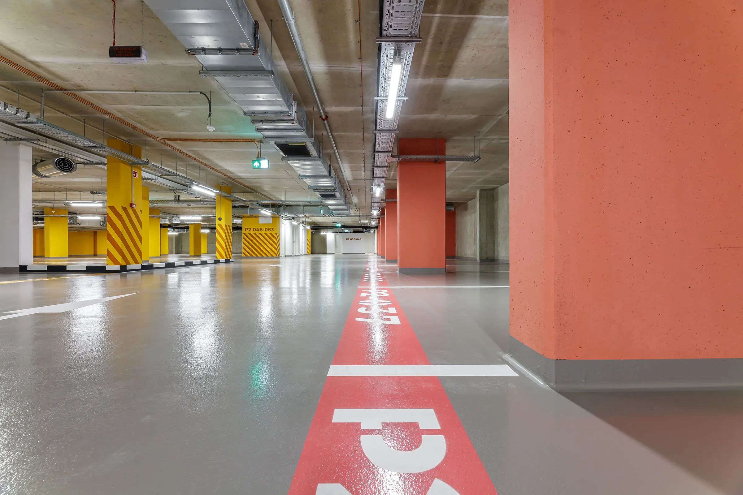 Tiefgarage und Fassade der Beluga Bay Wohnanlage