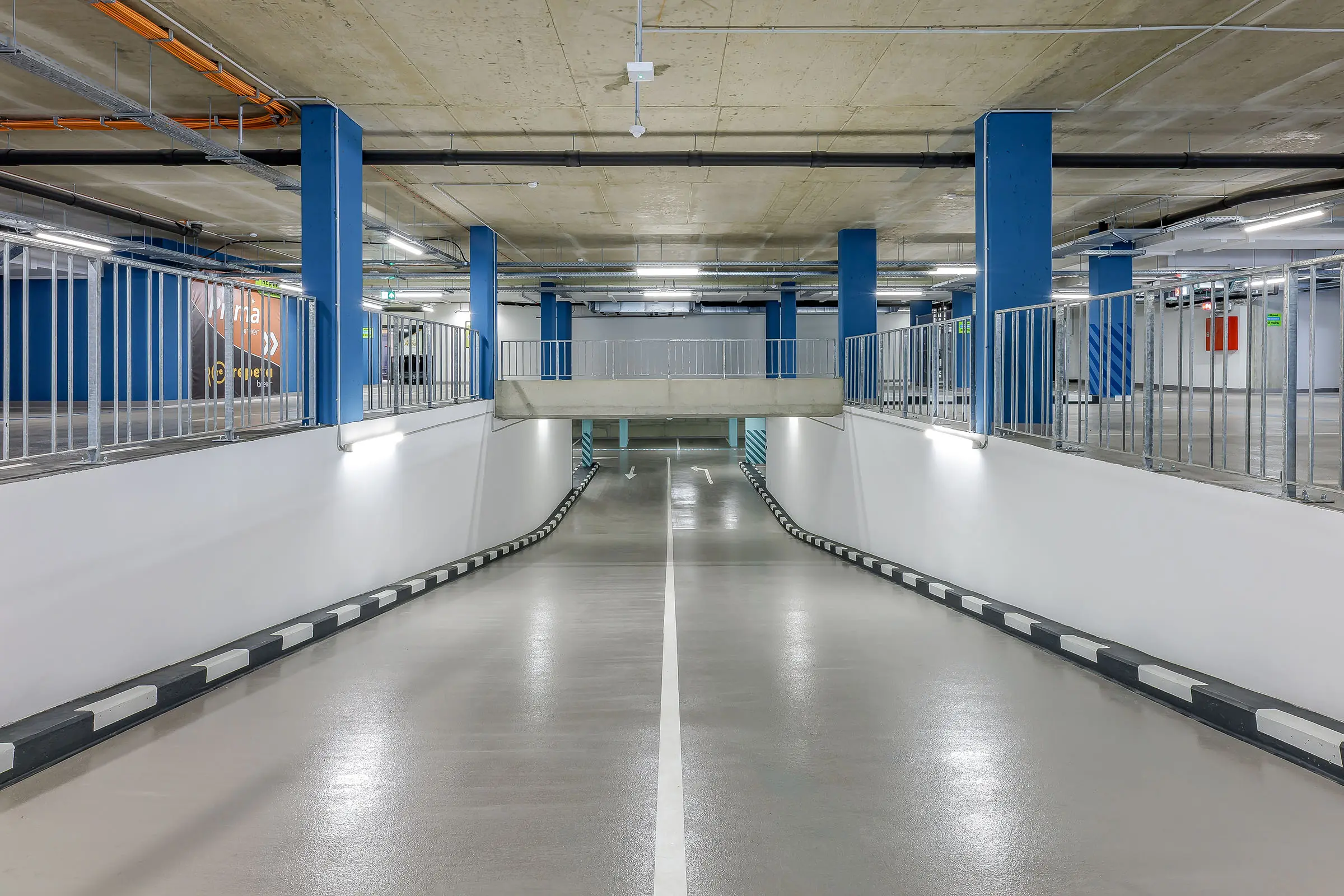 Tiefgarage und Fassade der Beluga Bay Wohnanlage