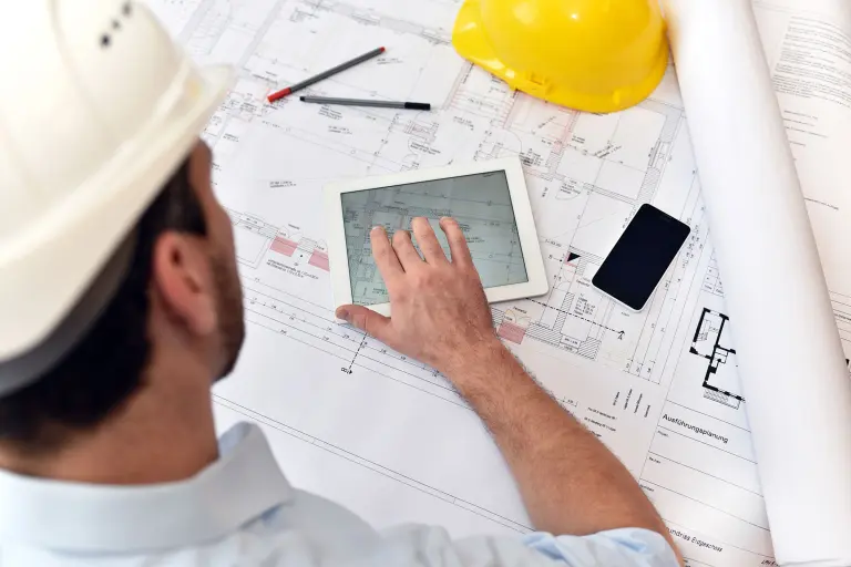Architect with tablet, tender, tender specifications; image source: © Adobe Stock | industrieblick