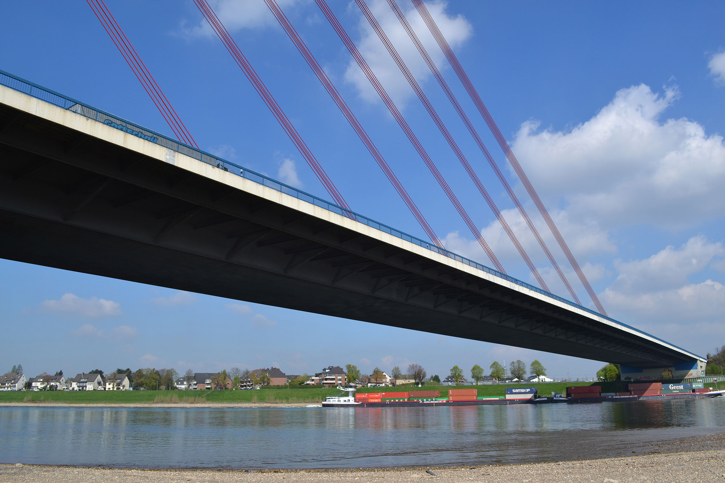 Reliably sealing bridge decks