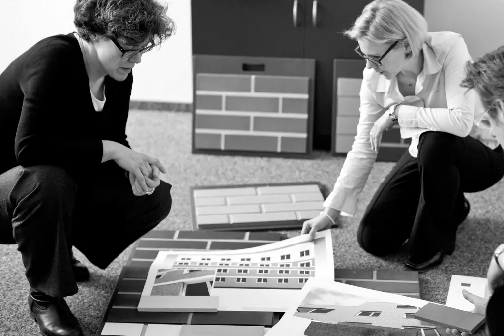 Individual colour and material concepts for facades and interiors