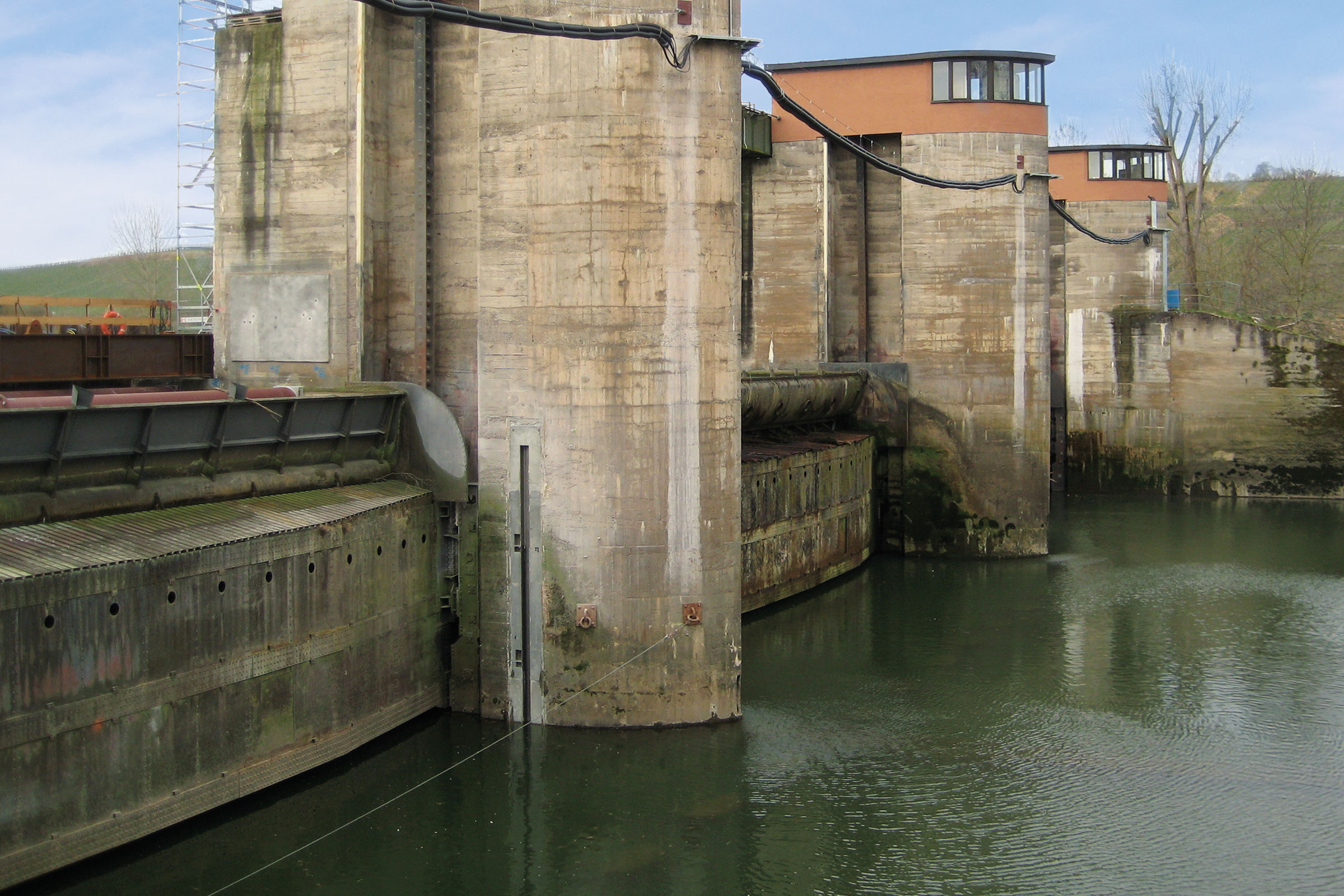 Sprayed mortar and concrete, adapted to the mechanical properties of old concrete 