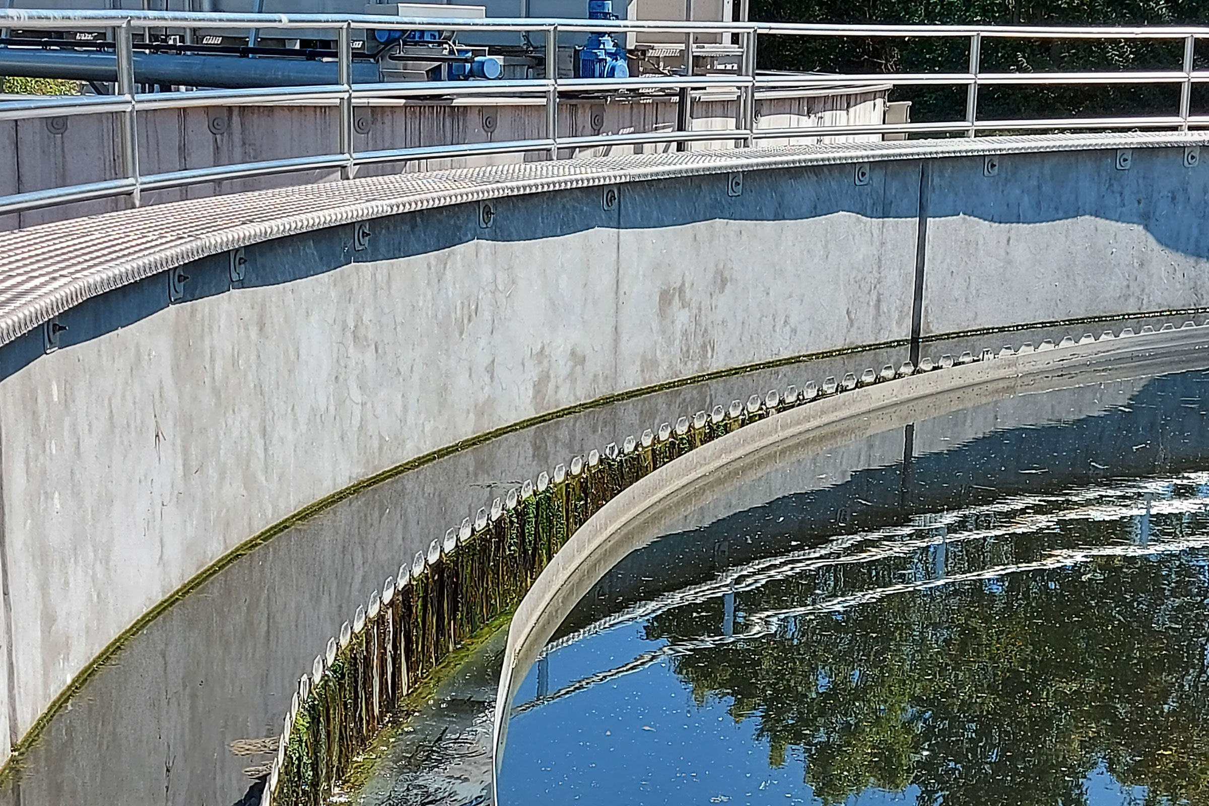 Weak to strong sulphuric acid attack