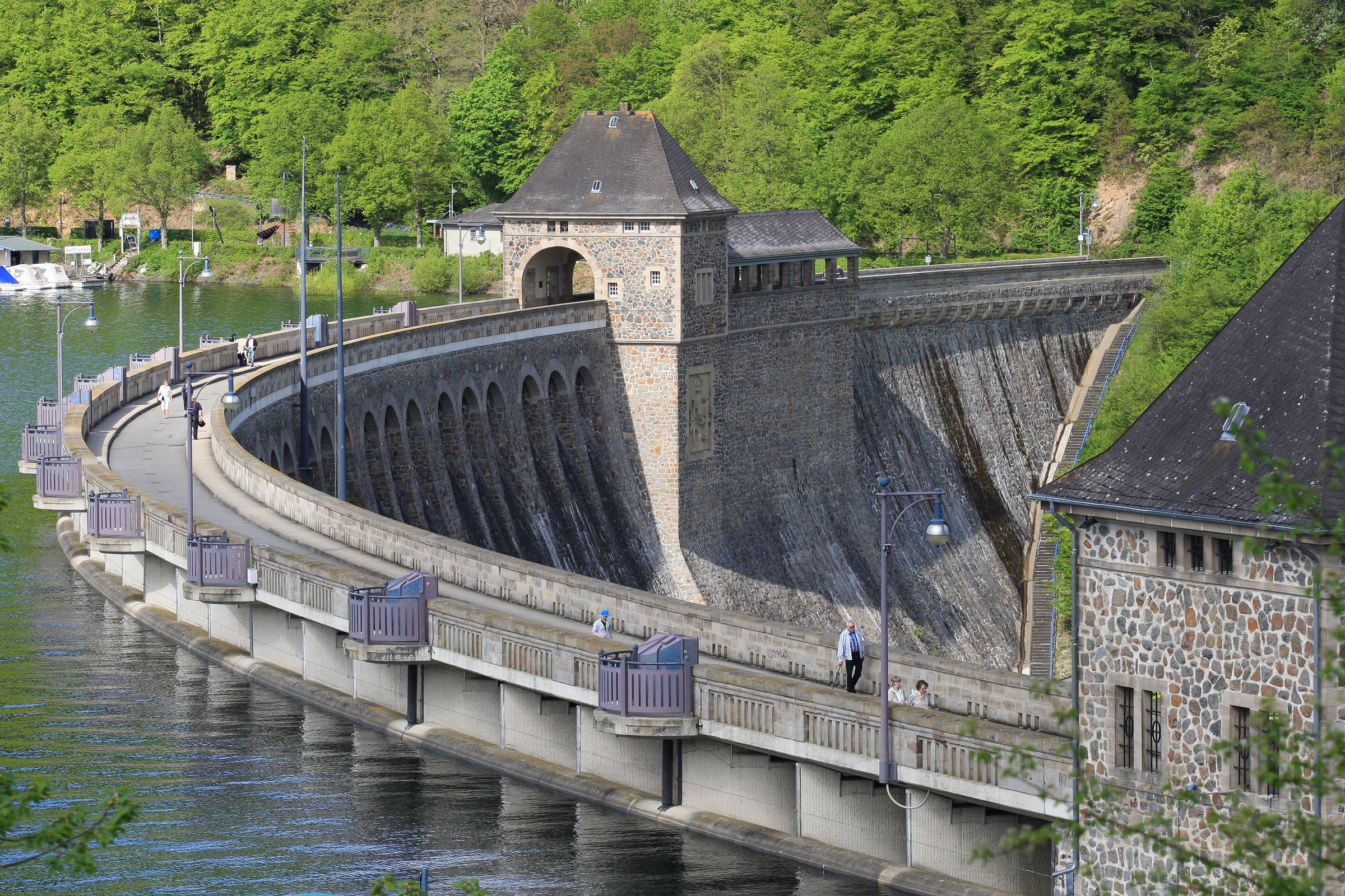 Lasting repair of old concrete