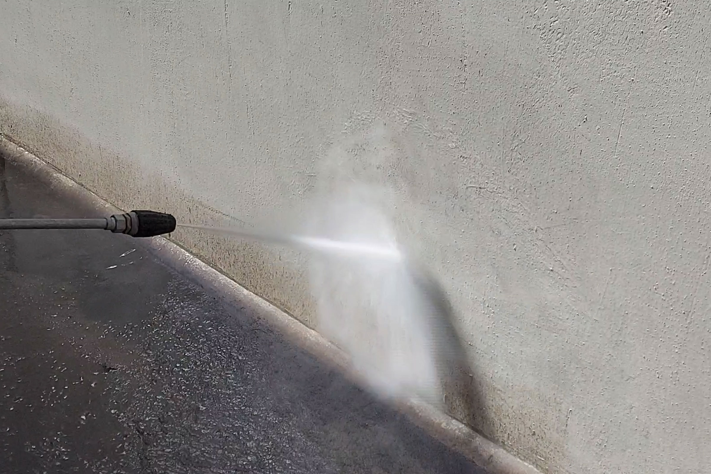 Cleaning in stormwater overflow tanks