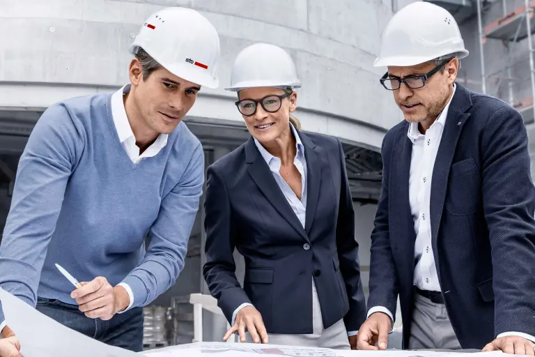 Consultation at Sto, sales representative advises customer, samples centre, partnership; image source: © Martin Baitinger, Böblingen, DE